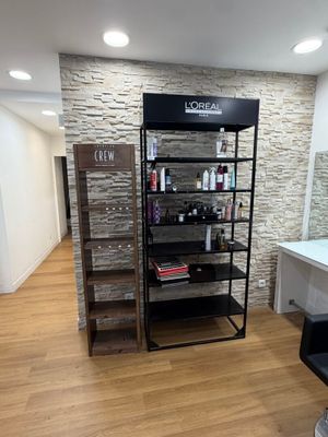 un salon de coiffure avec un comptoir et des fauteuils dans la pièce