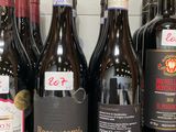 plusieurs bouteilles de vin sont alignées sur un comptoir