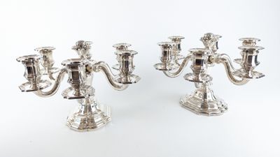 paire de candélabres plaqués argent avec des bougeoirs sur pied