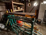 une pièce où se trouvent de nombreux outils
