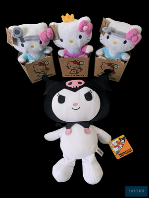 cinq peluches Hello Kitty assises les unes sur les autres