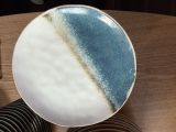 une assiette bleue et blanche posée sur une table en bois
