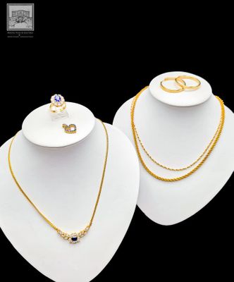 deux colliers et une bague présentés sur un fond noir