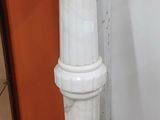 un socle blanc surmonté d'un bol