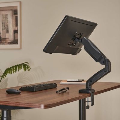 un bureau d'ordinateur équipé d'un écran et d'un clavier