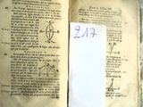 une feuille de papier posée sur un livre ouvert
