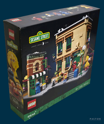 une boîte de Lego posée sur une table