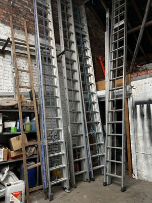 de nombreuses échelles appuyées contre le mur