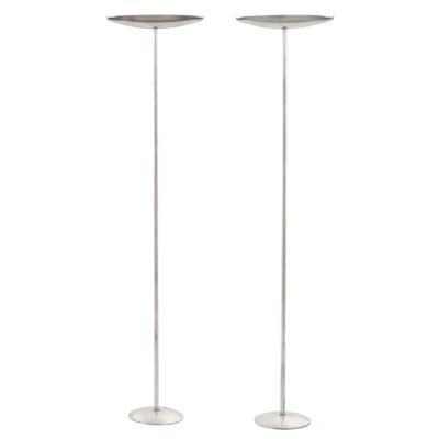 une paire de lampadaires chromés avec un pied blanc et un pied blanc