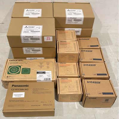 des cartons contenant des produits Panasonic empilés les uns sur les autres par terre