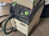 une machine posée au sommet d'une pile de cartons