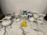 de nombreux types de vases et de bols sur la table