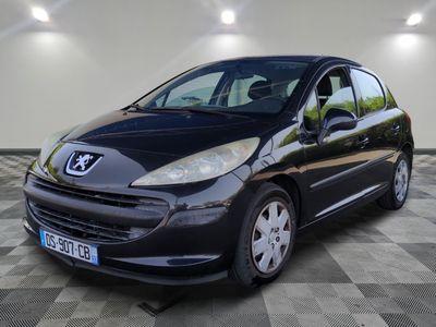 la petite voiture noire est garée dans une grande pièce