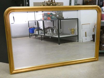 un grand miroir posé sur le sol d'une pièce