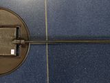 des toilettes dans une salle de bains dont le sol est carrelé de bleu