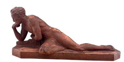 statue d'une femme allongée sur un socle en marbre