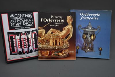 trois livres consacrés à l'art et à l'artisanat, exposés sur une table