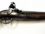 un vieux fusil exposé sur une table