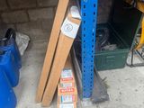 plusieurs pièces de bois sont empilées dans un garage