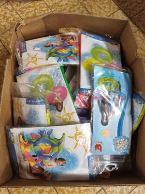 une boîte en carton remplie de jouets et d'autres objets