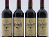 trois bouteilles de vin rouge sont alignées sur une table