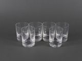 quatre verres transparents posés les uns à côté des autres sur une table