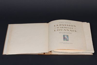 un livre ouvert posé sur une table à côté d'une table noire