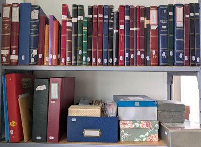 de nombreux livres qui se trouvent sur une étagère dans la pièce
