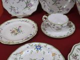 de nombreuses assiettes et tasses, ainsi qu'une lampe posée sur une table