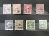 une photo d'une collection de timbres exposée dans une vitrine