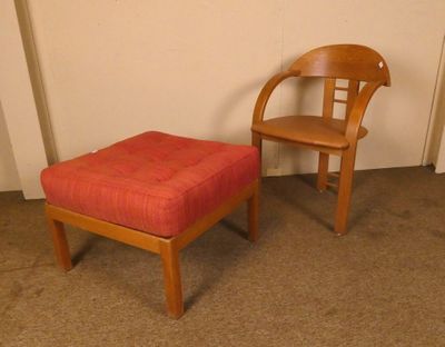 un fauteuil et un pouf dans un coin de la pièce