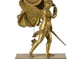 une statue représentant un homme tenant une horloge posée sur un socle