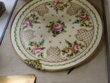 une assiette et une spatule dans une boîte posée sur une table