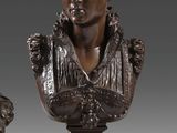 paire de bustes en bronze d'une femme et d'un homme