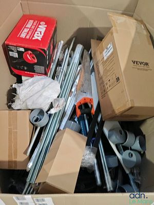une boîte en carton remplie d'outils et une boîte de fils électriques