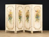 une image d'une cloison de séparation avec des fleurs peintes dessus