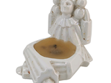 une figurine représentant un ange tenant une tasse de café
