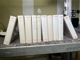un grand nombre de livres posés sur une table