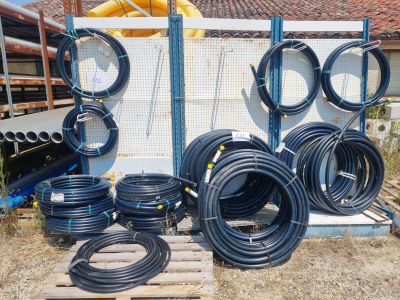 a lot of hoses that are sitting on a pallet