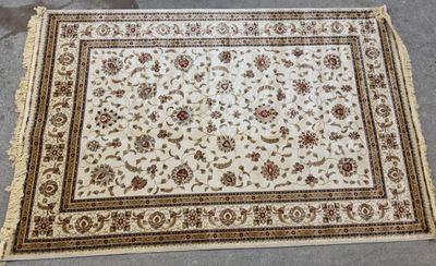 un tapis blanc bordé de marron posé au sol