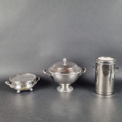 trois couverts posés sur une table avec un fond gris