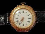 une image d'une montre avec des chiffres romains sur le cadran