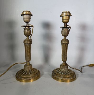 paire de bougeoirs anciens en laiton avec des abat-jours en verre