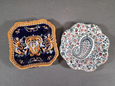 deux petites assiettes ornées de motifs floraux, posées sur une table