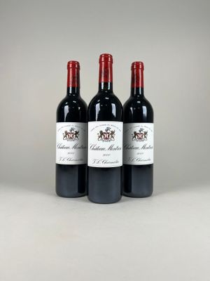 trois bouteilles de vin rouge posées côte à côte sur une table