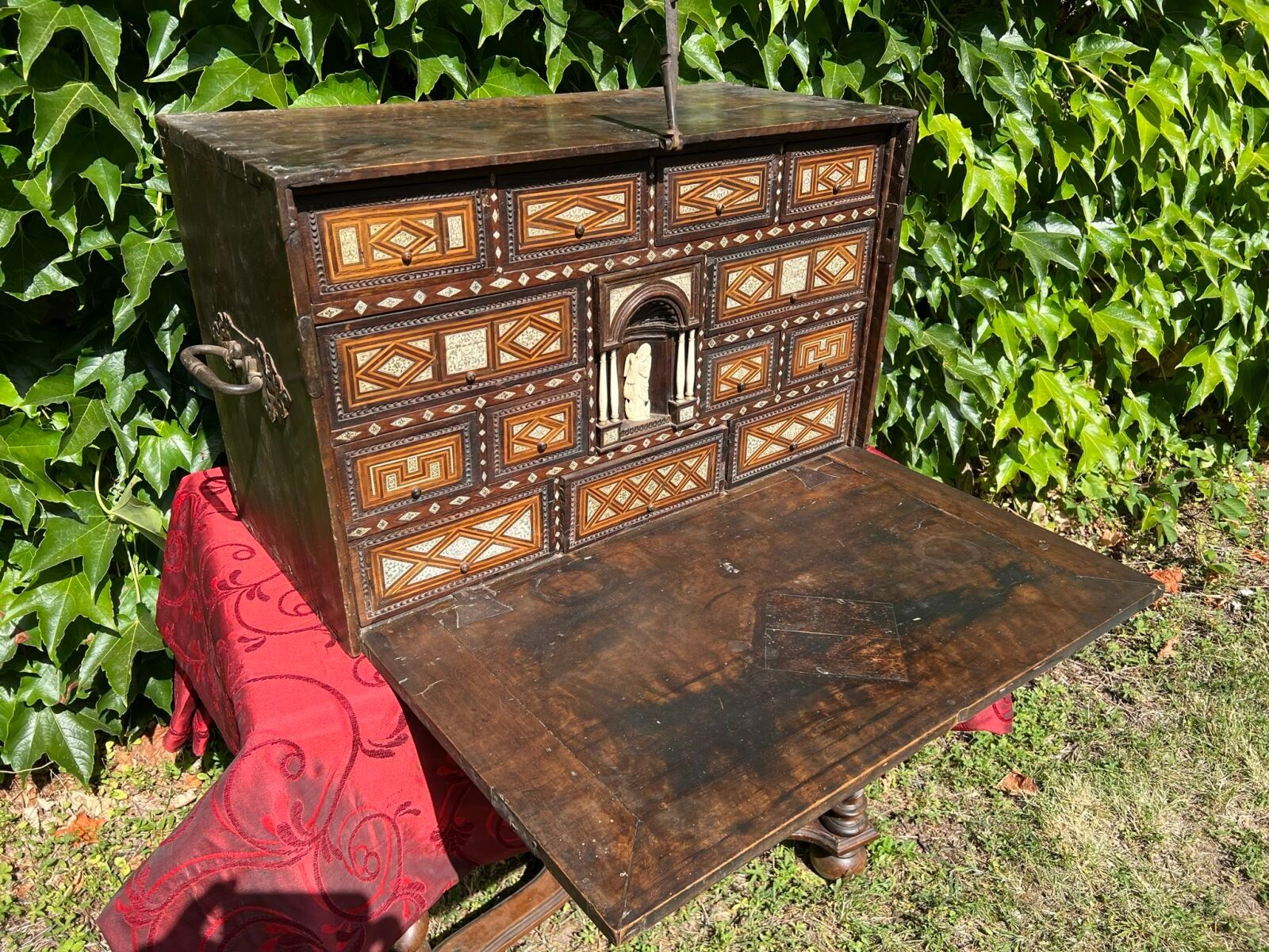 *SUR DESIGNATION* Bargueno en bois sculpté Bet garnitures de…