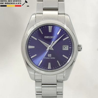gros plan d'une montre-bracelet avec un cadran bleu