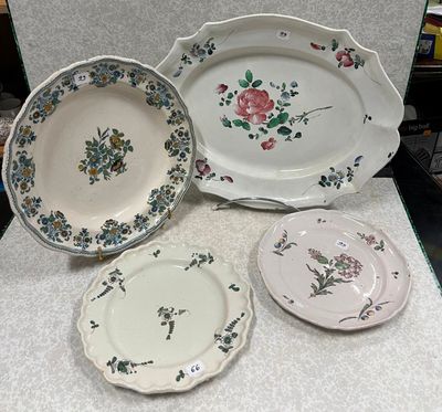 trois assiettes et un plat sont posés sur une table