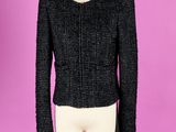 une veste noire et blanche sur un mannequin mannequin mannequin mannequin mannequin mannequin mannequin mannequin mann