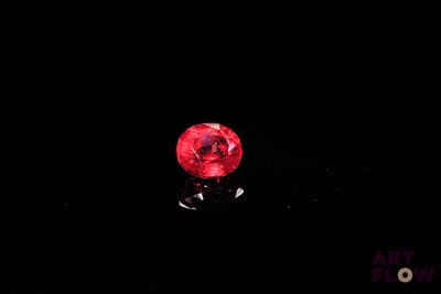 une image représentant un diamant rouge sur fond noir